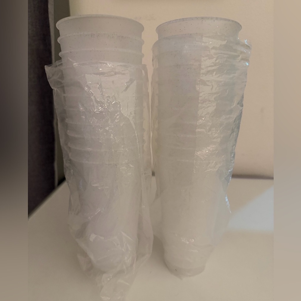 Clear Plastic Cups with Lids and Straws - Picture 5 of 5